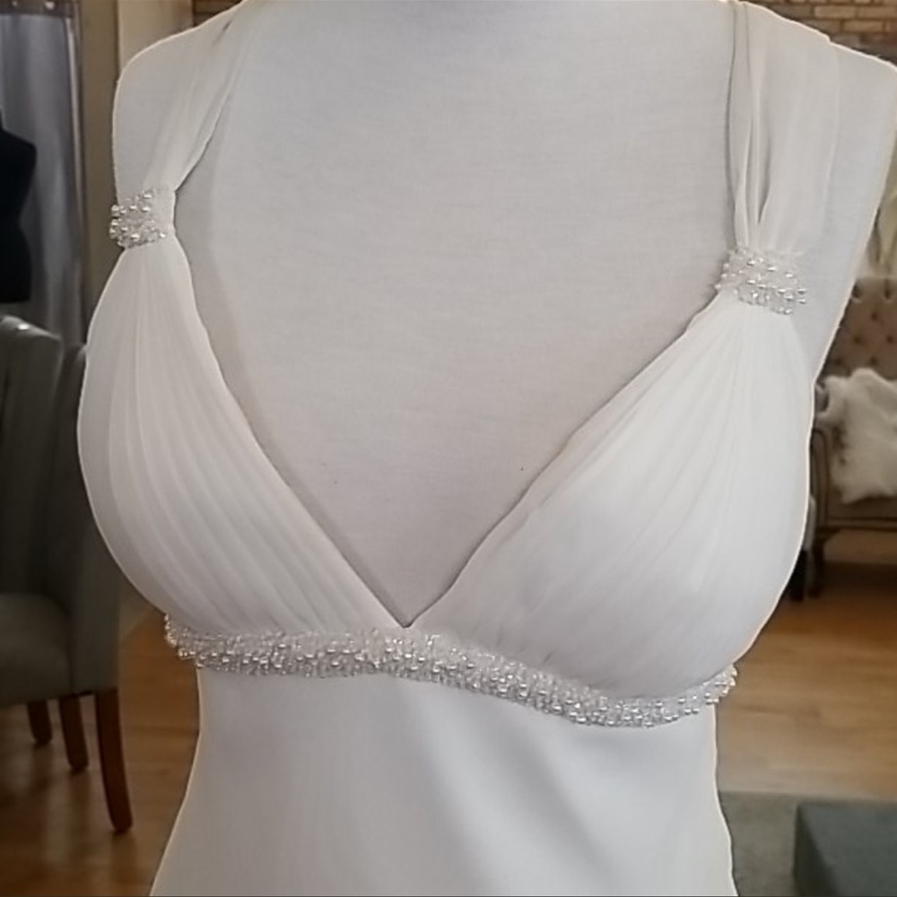 Stunning ivory wedding dress - Picture 7 of 8